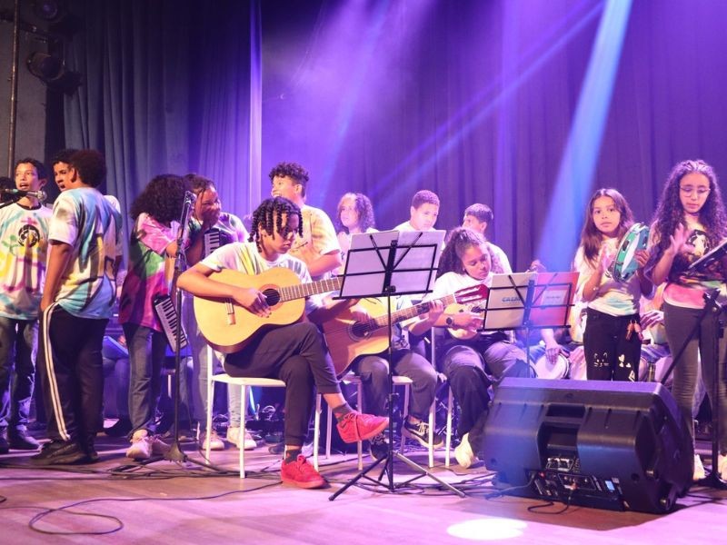 Espetáculo “Todo Dia é Natal na Favela” emociona público e marca nova fase do Instituto Ascendendo Mentes